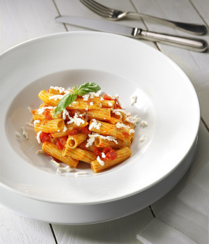 Maccheroni alla pomodorina, ricotta e basilico