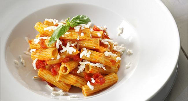 Maccheroni alla pomodorina, ricotta e basilico