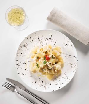 MEZZE MANICHE MIT KLIPPFISCH UND DORATI-KIRSCHTOMATEN