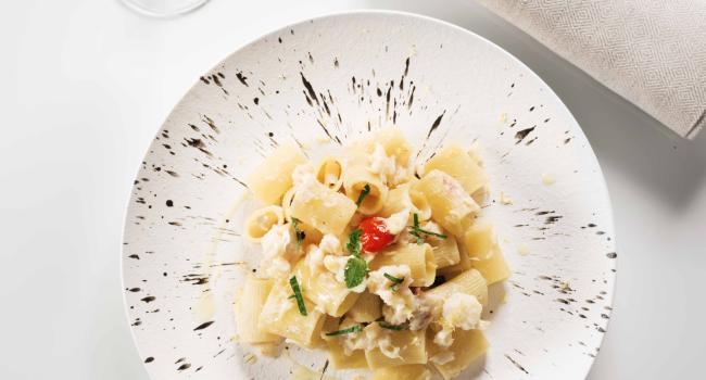 MEZZE MANICHE MIT KLIPPFISCH UND DORATI-KIRSCHTOMATEN