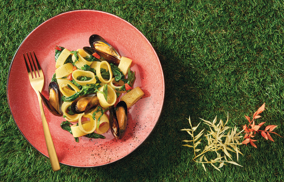 Mezze maniche pasta with friarielli and mussels