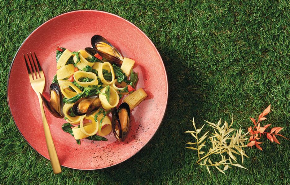 Mezze maniche pasta with friarielli and mussels