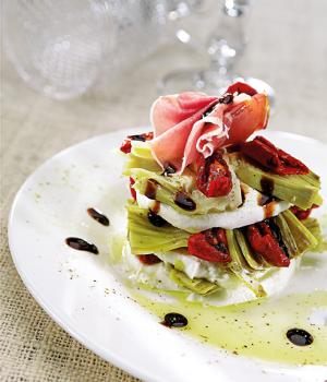 Millefoglie di bufala con carciofi, pomodori Soleggiati e gocce di balsamico