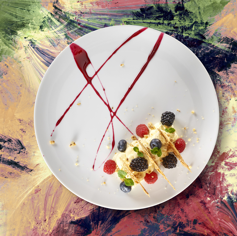 MILLEFOGLIE SCOMPOSTA DI CROCCANTE ALLE MANDORLE, CREMA CHANTILLY ALLA CATALANA, FRUTTI DI BOSCO E CRUMBLE DI SBRISOLONA