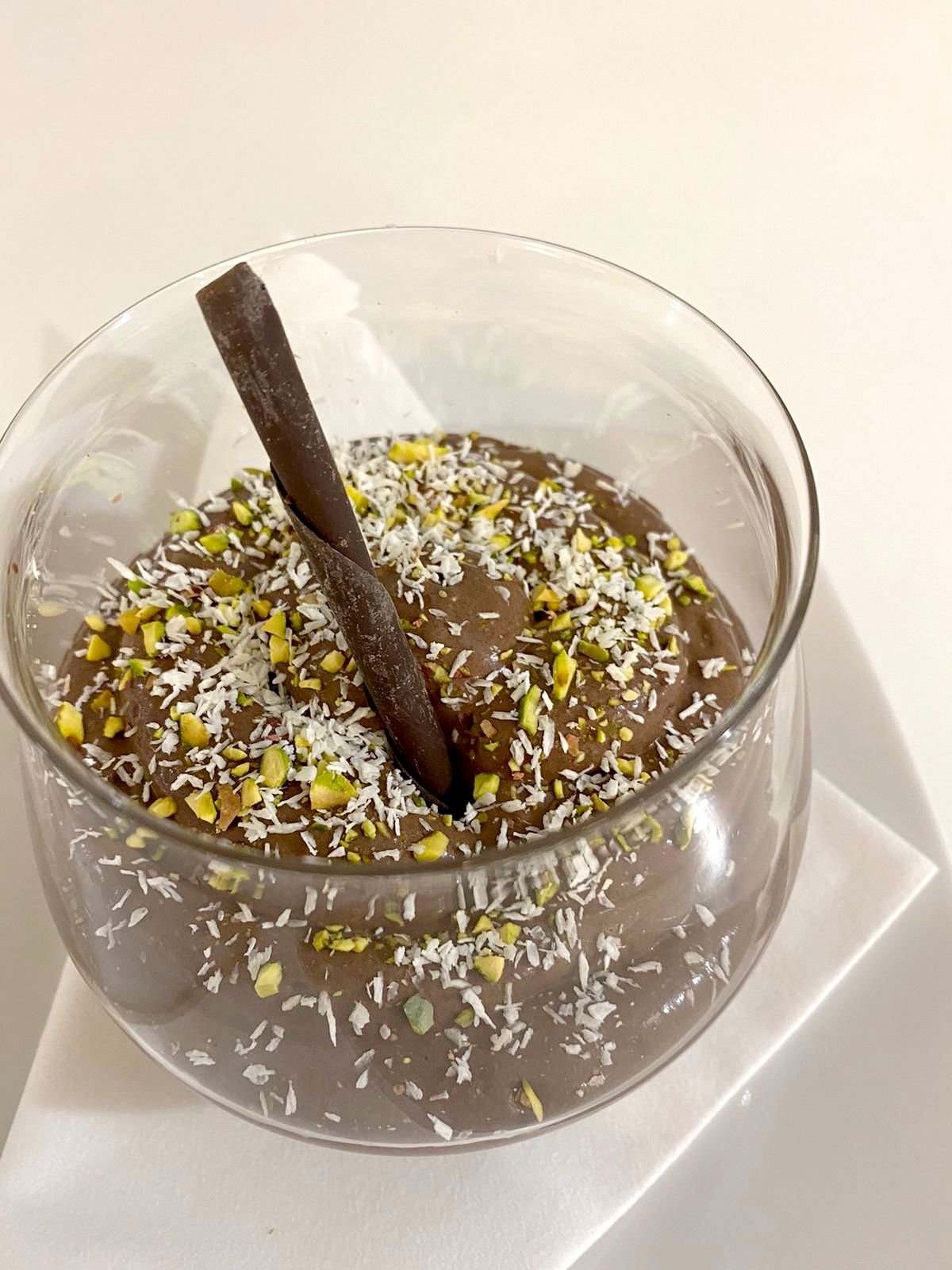 Mousse al cioccolato su crumble di biscotto