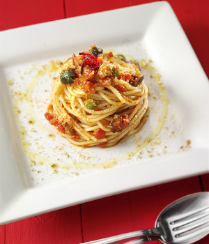Spaghetti nest with zingara sauce and toasted breadcrumbs