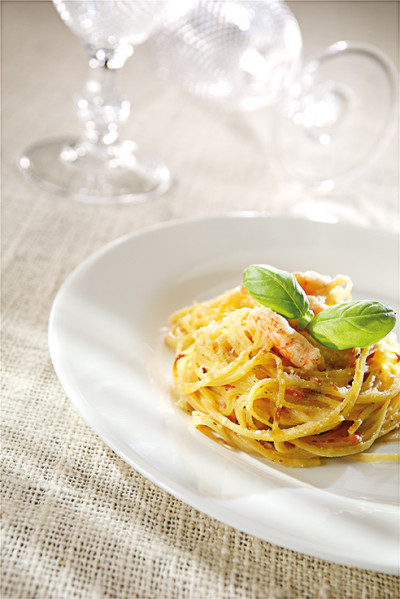 Tagliolini pasta nest with prawns and pesto