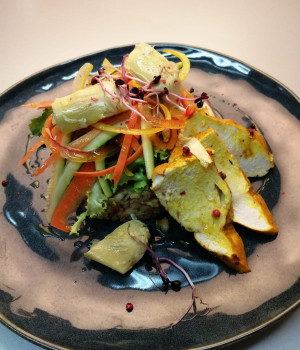 Orzo perlato  con insalata di verdure e carciofi  con pollo alla curcuma
