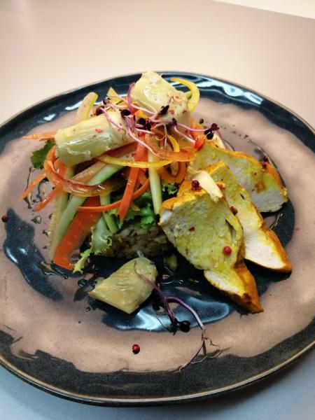 Perlgraupen mit Gemüsesalat und Artischocken mit Kurkuma-Hähnchen