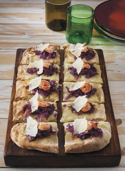 PIZZA PALA MIT ROTKOHL, GEISSELGARNELEN UND PARMESAN