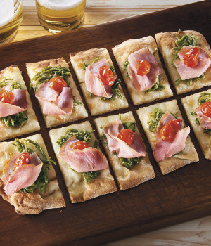 Pizza P.A.L.A. with sea asparagus, tuna and Dorati tomatoes