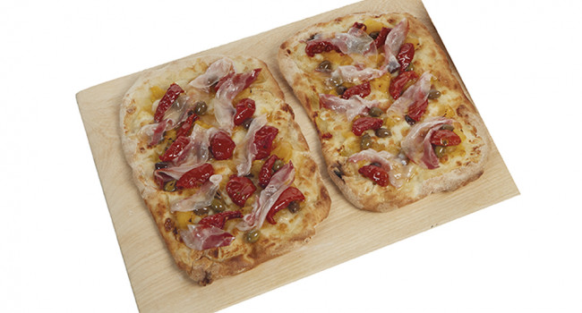 Pizza P.A.L.A. con Soleggiati, aceitunas y Tocino curado.
