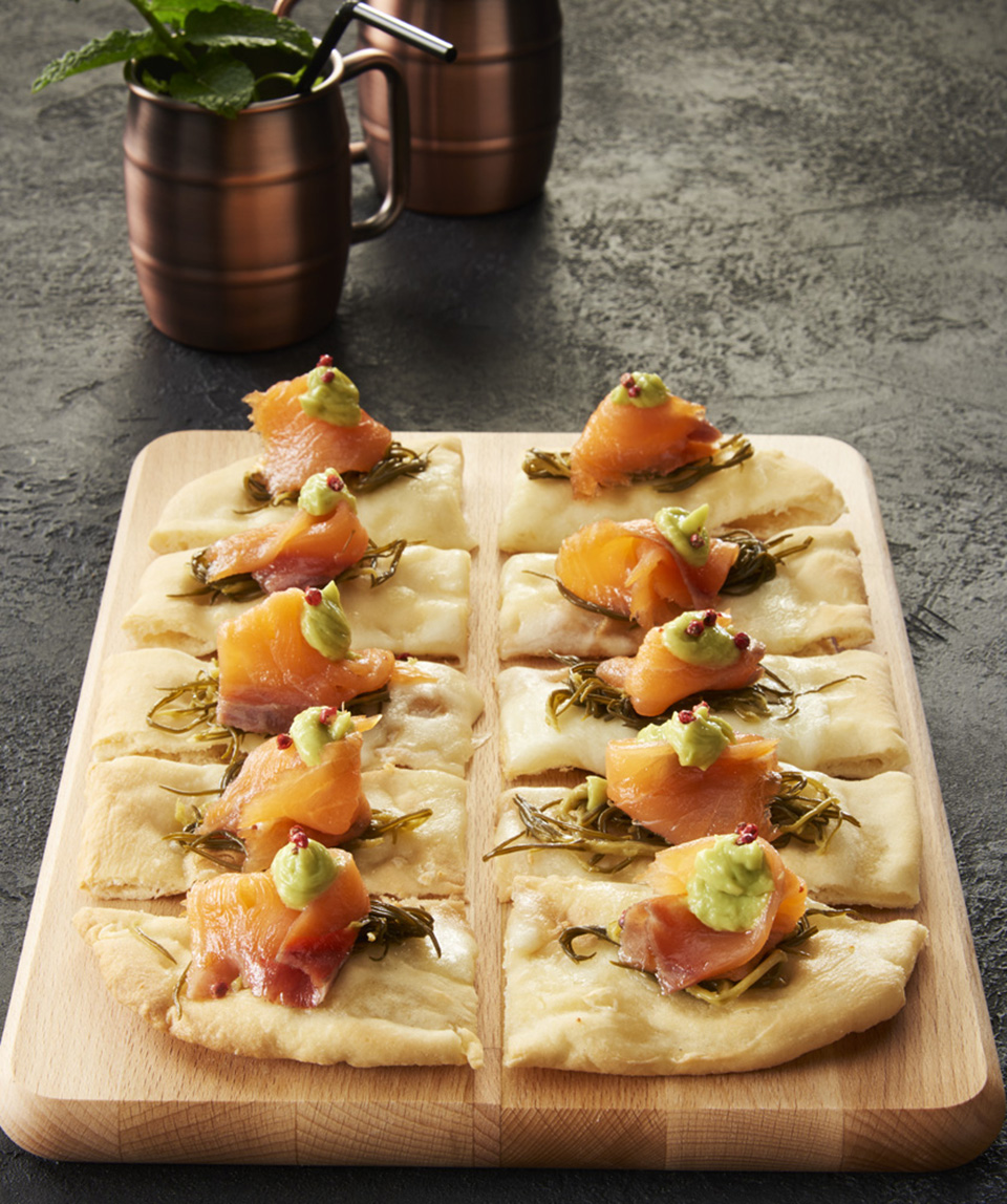 GLUTENFREIE PALA-PIZZA MIT RÄUCHERLACHS, MÖNCHSBART UND GUACAMOLE