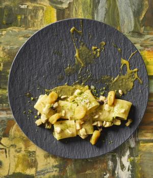 PACCHERI CON PESCE SPADA, MINI YELLOW, MELANZANE FRITTE E PINOLI TOSTATI