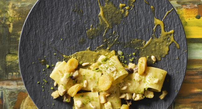 PACCHERI CON PESCE SPADA, MINI YELLOW, MELANZANE FRITTE E PINOLI TOSTATI