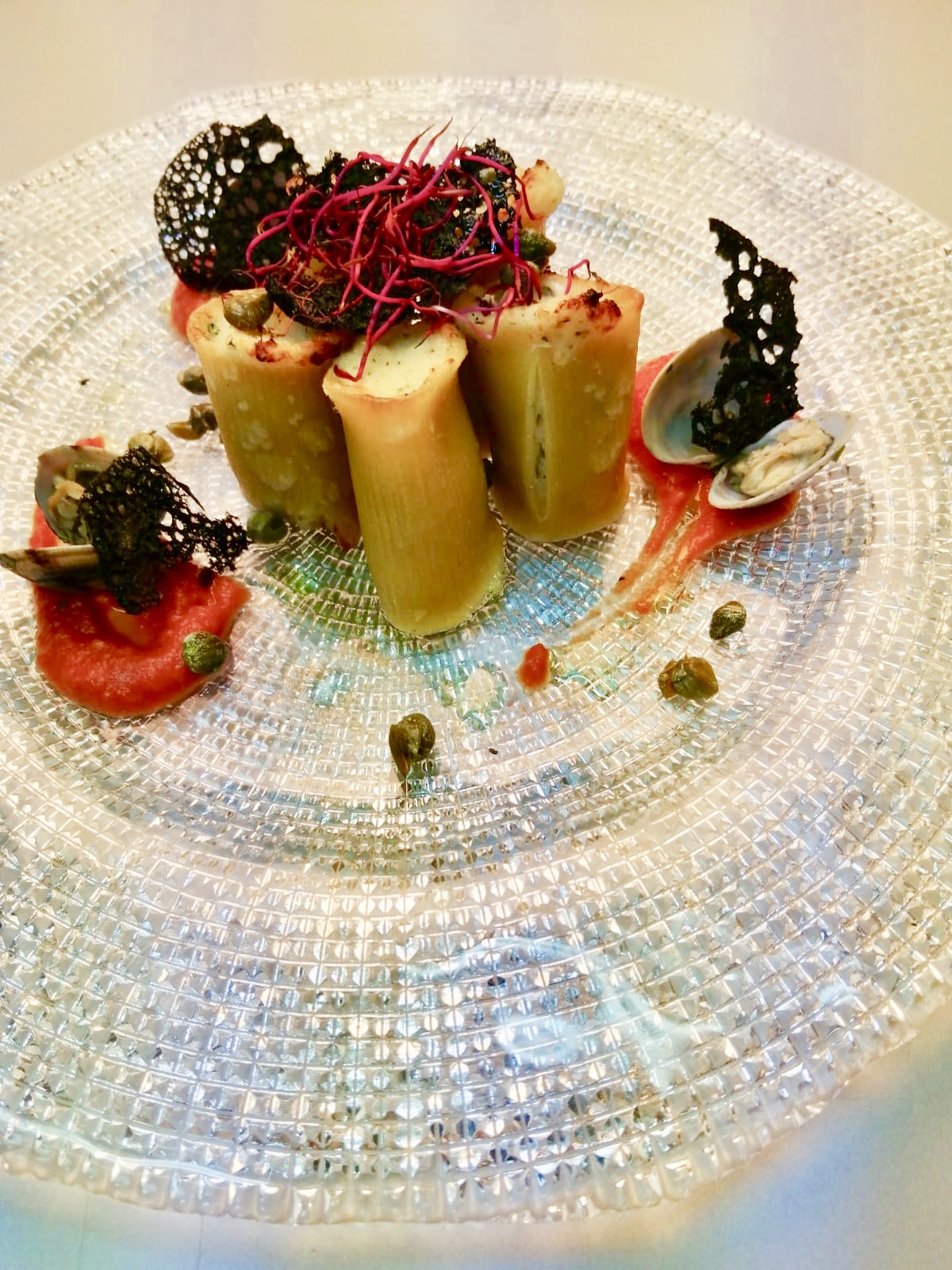 Paccheri ripieni di baccalà con capperini e coulis di Pomodorina