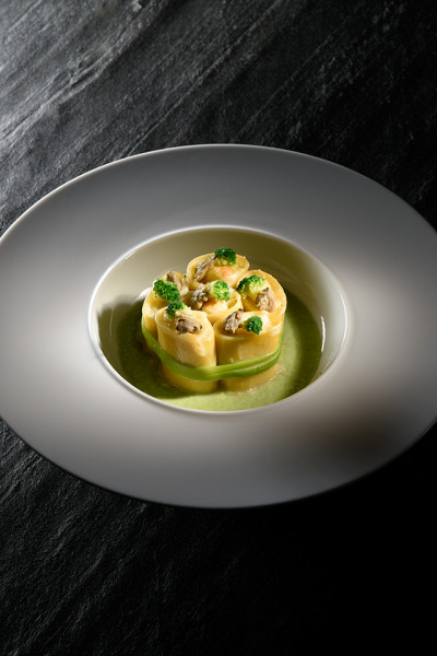 PACCHERI RIPIENI DI CERNIA, PATATE E VONGOLE  SU VELLUTATA DI BROCCOLI