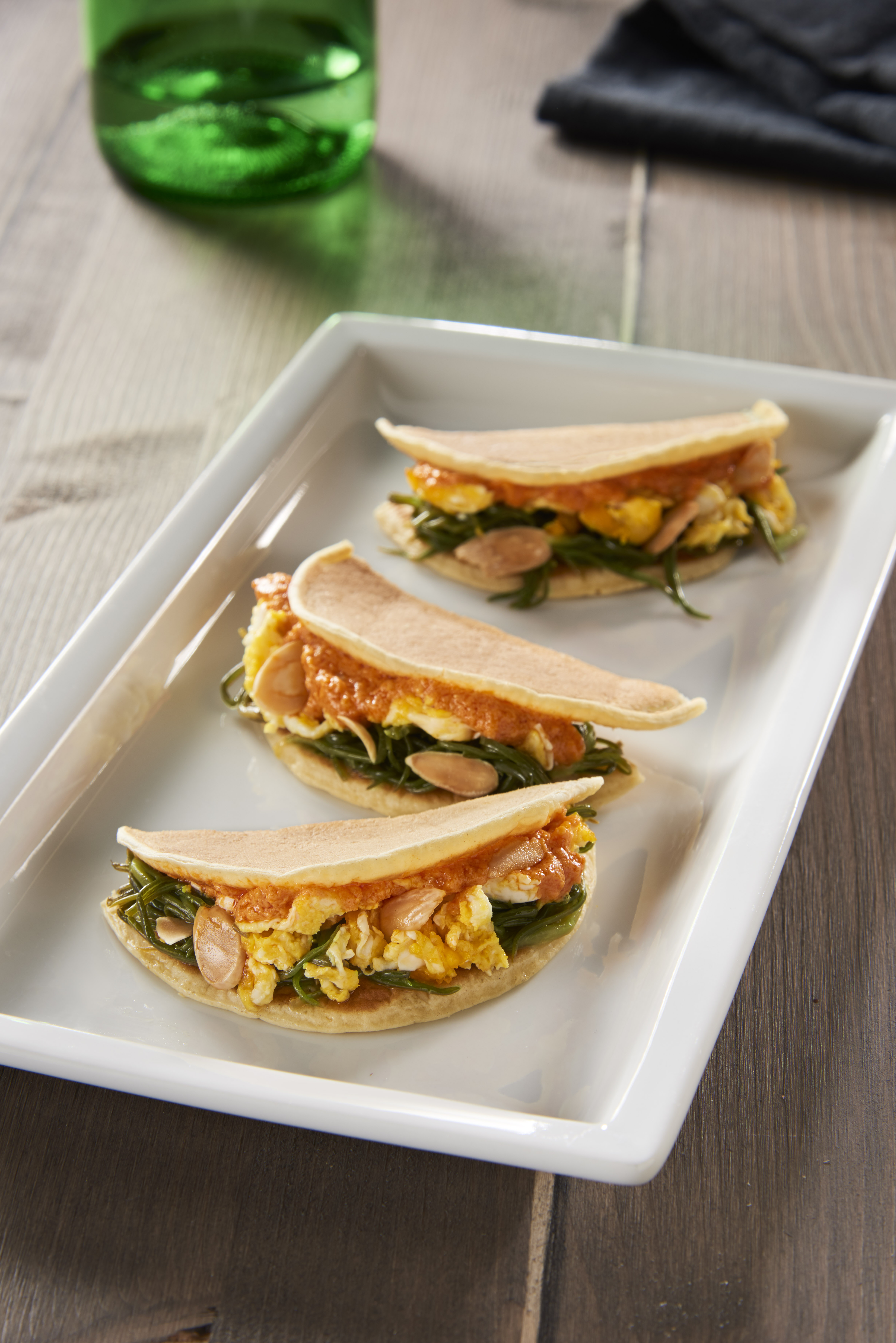 PANCAKE CON AGRETTI, UOVA STRAPAZZATE, PESTO ROSSO E MANDORLE TOSTATE