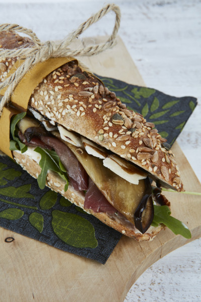 Panino ai 5 cereali con carne salada, melanzane e grancrema al parmigiano reggiano