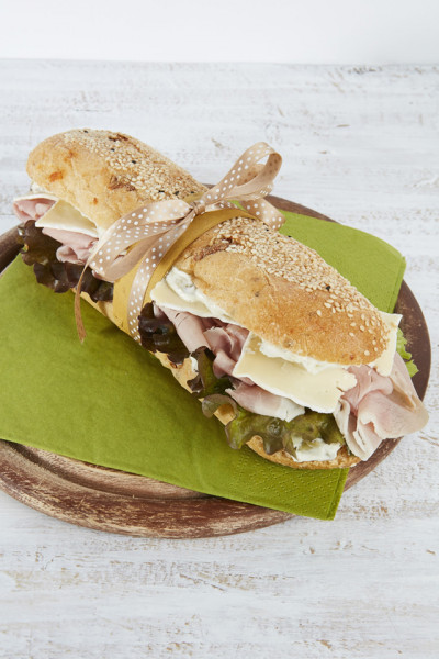 Panino au sésame, jambon cuit, Gransalsa de courgettes et brie