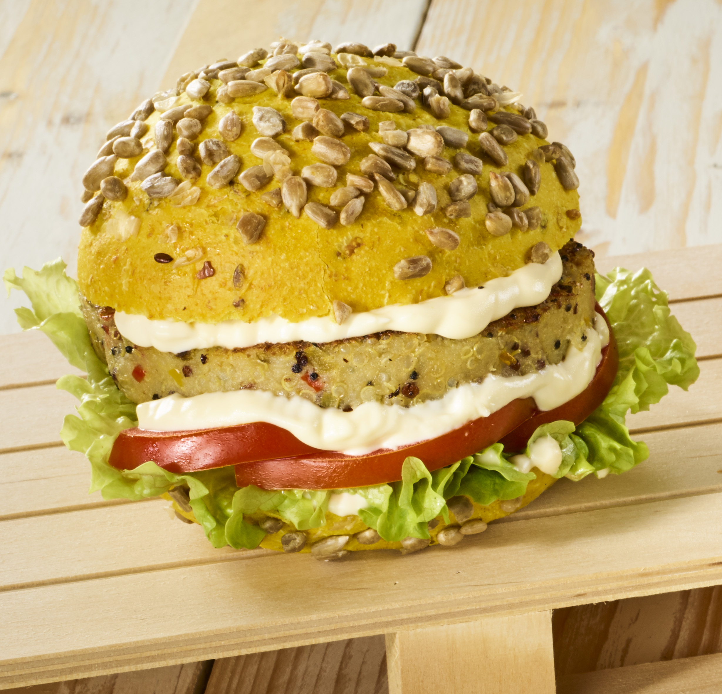 Sandwich au curcuma avec hamburger de Quinoa, Mix de légumes en dés et Mayonnaise végane