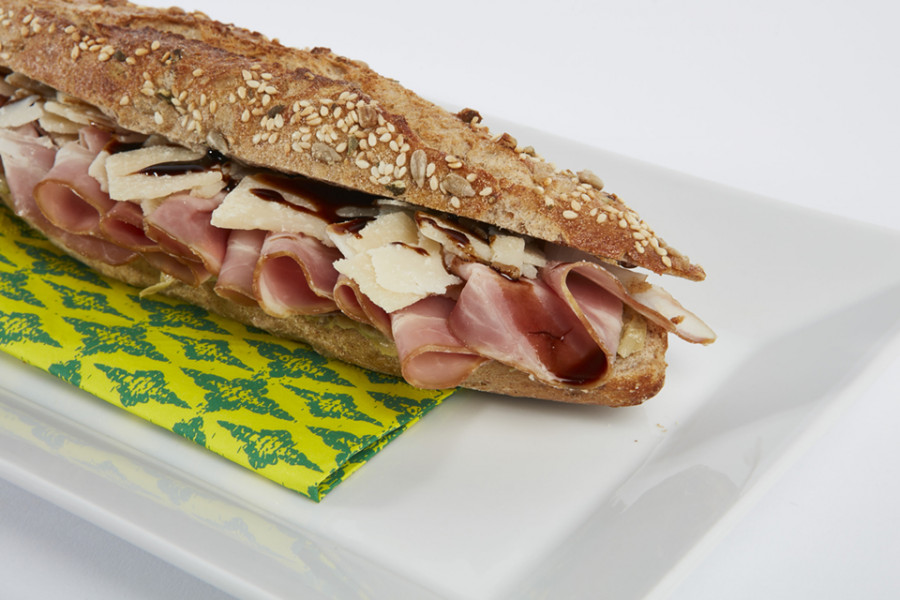 Panino bacon, parmigiano e gransalsa di cuori di carciofo