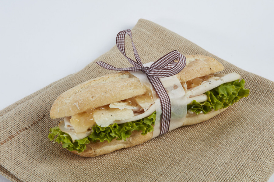 Panino with chicken, pears, ginger and Parmesan