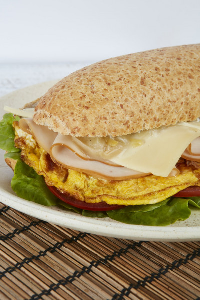 Wholegrain panino with turkey, Omelette emmenthal and Cooked chopped leeks