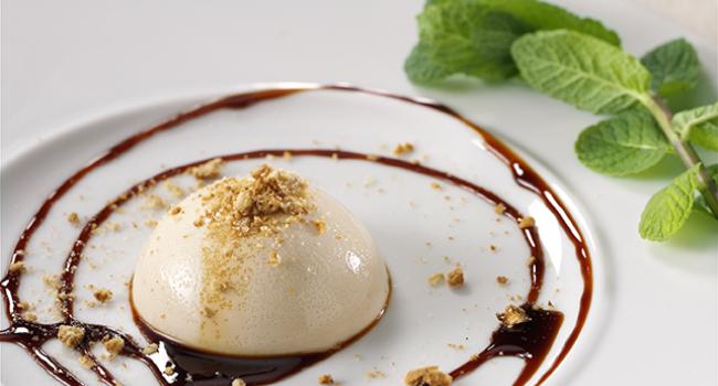 Panna cotta al tè nero in salsa mou