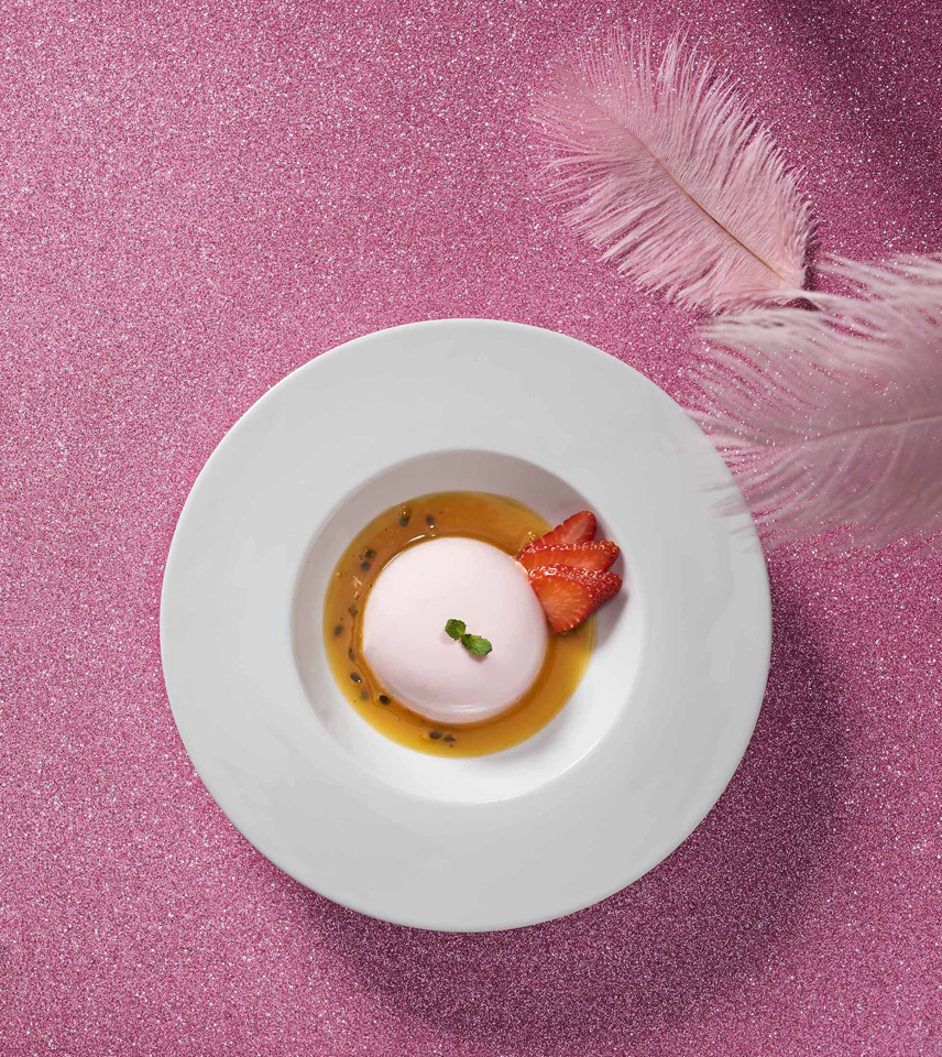 PANNA COTTA ALLE FRAGOLE IN COULIS DI PASSION FRUIT