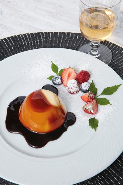 Panna cotta con caramello, fragole e frutti di bosco