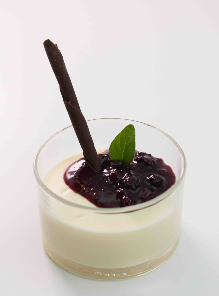 Panna cotta con garniture ai frutti di bosco