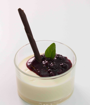 Panna cotta con garniture ai frutti di bosco