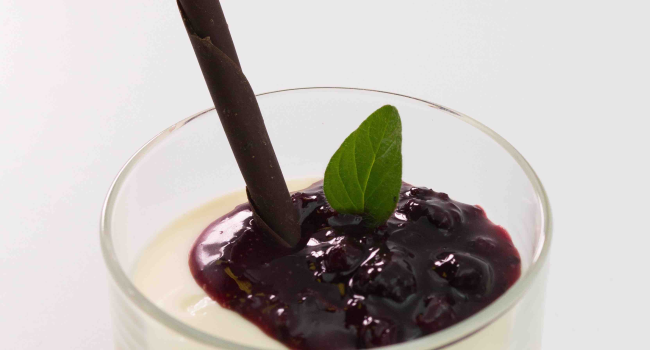 Panna cotta con garniture ai frutti di bosco