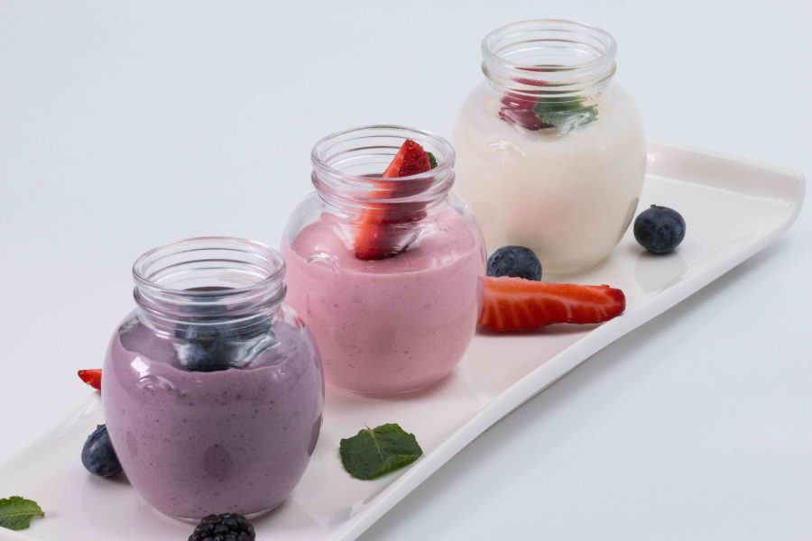 Panna cotta variegata con mirtilli e fragole