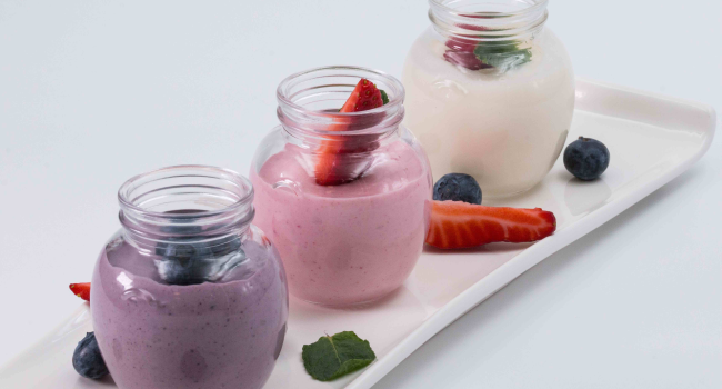 Gestreifte Panna Cotta mit Heidelbeeren und Erdbeeren