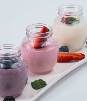 Panna cotta variegata con mirtilli e fragole