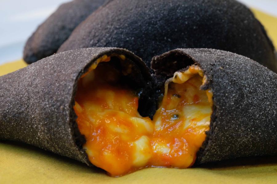 PANZEROTTO AL NERO DI SEPPIA RIPIENO MOZZARELLA E CREMA DI PEPERONI