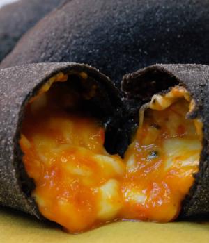 PANZEROTTO AL NERO DI SEPPIA RIPIENO MOZZARELLA E CREMA DI PEPERONI