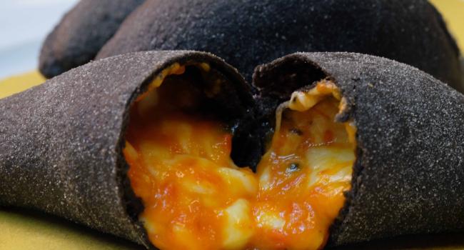 PANZEROTTO AL NERO DI SEPPIA RIPIENO MOZZARELLA E CREMA DI PEPERONI