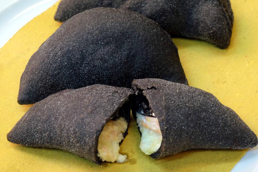 PANZEROTTO AL NERO DI SEPPIA RIPIENO MOZZARELLA, RICOTTA, PESTO DI AGRUMI E MAZZANCOLLE