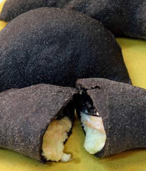 PANZEROTTO AL NERO DI SEPPIA RIPIENO MOZZARELLA, RICOTTA, PESTO DI AGRUMI E MAZZANCOLLE