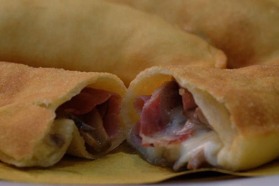 PANZEROTTO RIPIENO MOZZARELLA, FUNGHI PORTOBELLO E CAPOCOLLO DI MARTINA FRANCA