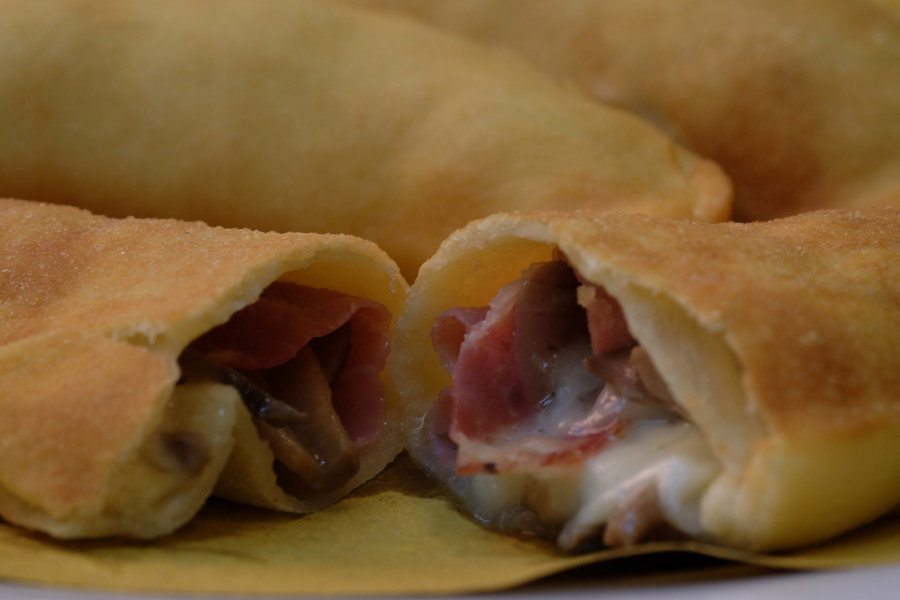 PANZEROTTO RIPIENO MOZZARELLA, FUNGHI PORTOBELLO E CAPOCOLLO DI MARTINA FRANCA