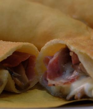 PANZEROTTO RIPIENO MOZZARELLA, FUNGHI PORTOBELLO E CAPOCOLLO DI MARTINA FRANCA