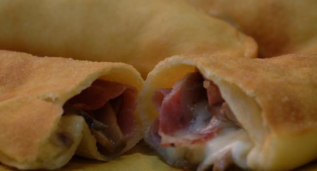 PANZEROTTO RIPIENO MOZZARELLA, FUNGHI PORTOBELLO E CAPOCOLLO DI MARTINA FRANCA