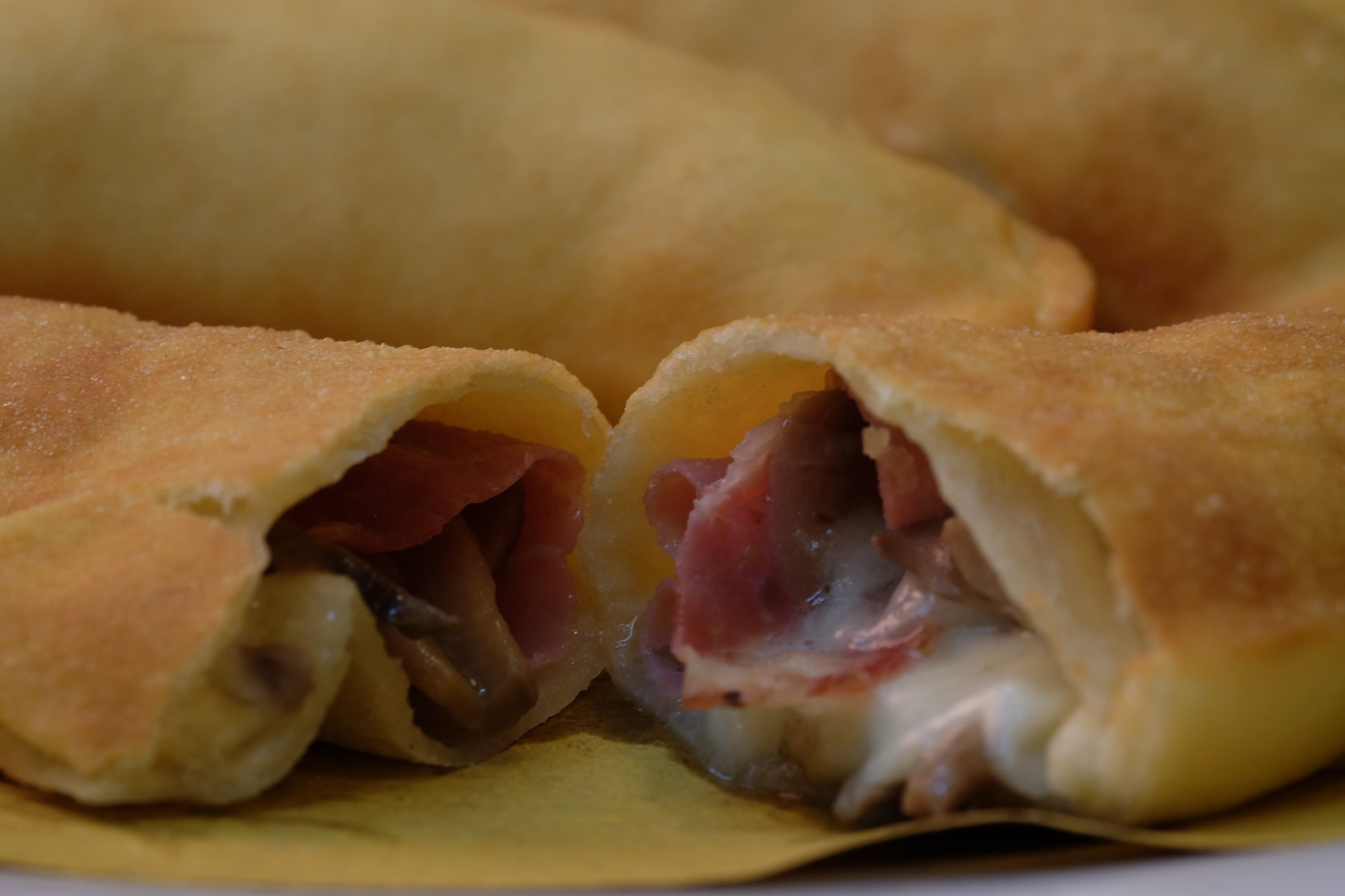 PANZEROTTO RIPIENO MOZZARELLA, FUNGHI PORTOBELLO E CAPOCOLLO DI MARTINA FRANCA