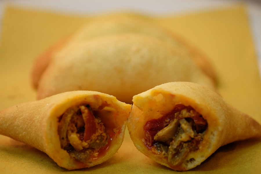 PANZEROTTO RIPIENO MOZZARELLA, PESTO ROSSO E FARCIGUSTO