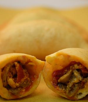 PANZEROTTO RIPIENO MOZZARELLA, PESTO ROSSO E FARCIGUSTO