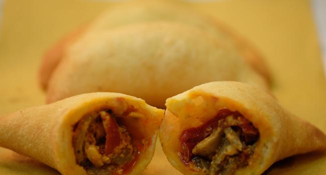 PANZEROTTO RIPIENO MOZZARELLA, PESTO ROSSO E FARCIGUSTO